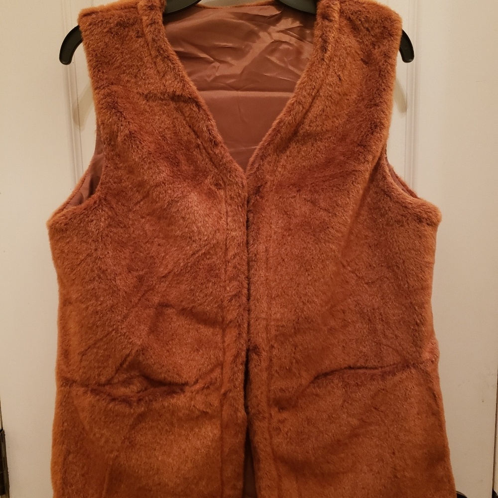 LAST ONE Faux fur vest - Picture 2 of 4